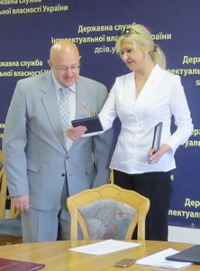 Голова Державної служби інтелектуальної власності України (ДСІВ) Алла Жарінова вручила медаль ВОІВ українському винахіднику Олександру Колосову